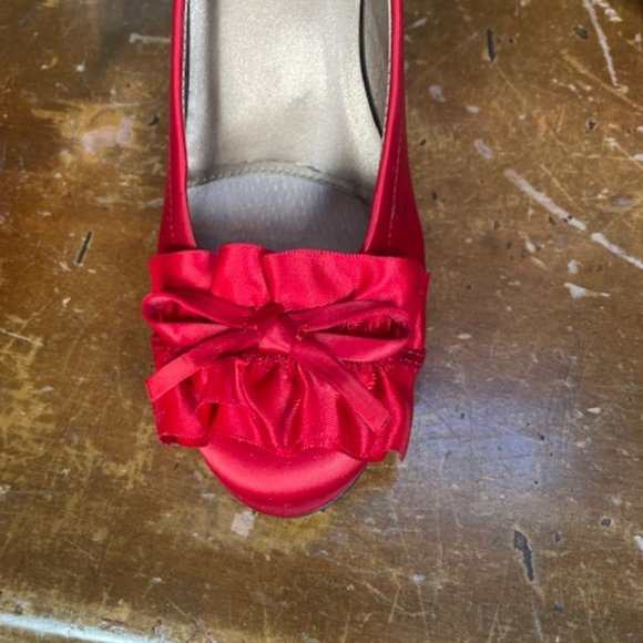 Vigotti Red Satin Pump -- Size 6 Narrow - Picture 2 of 11